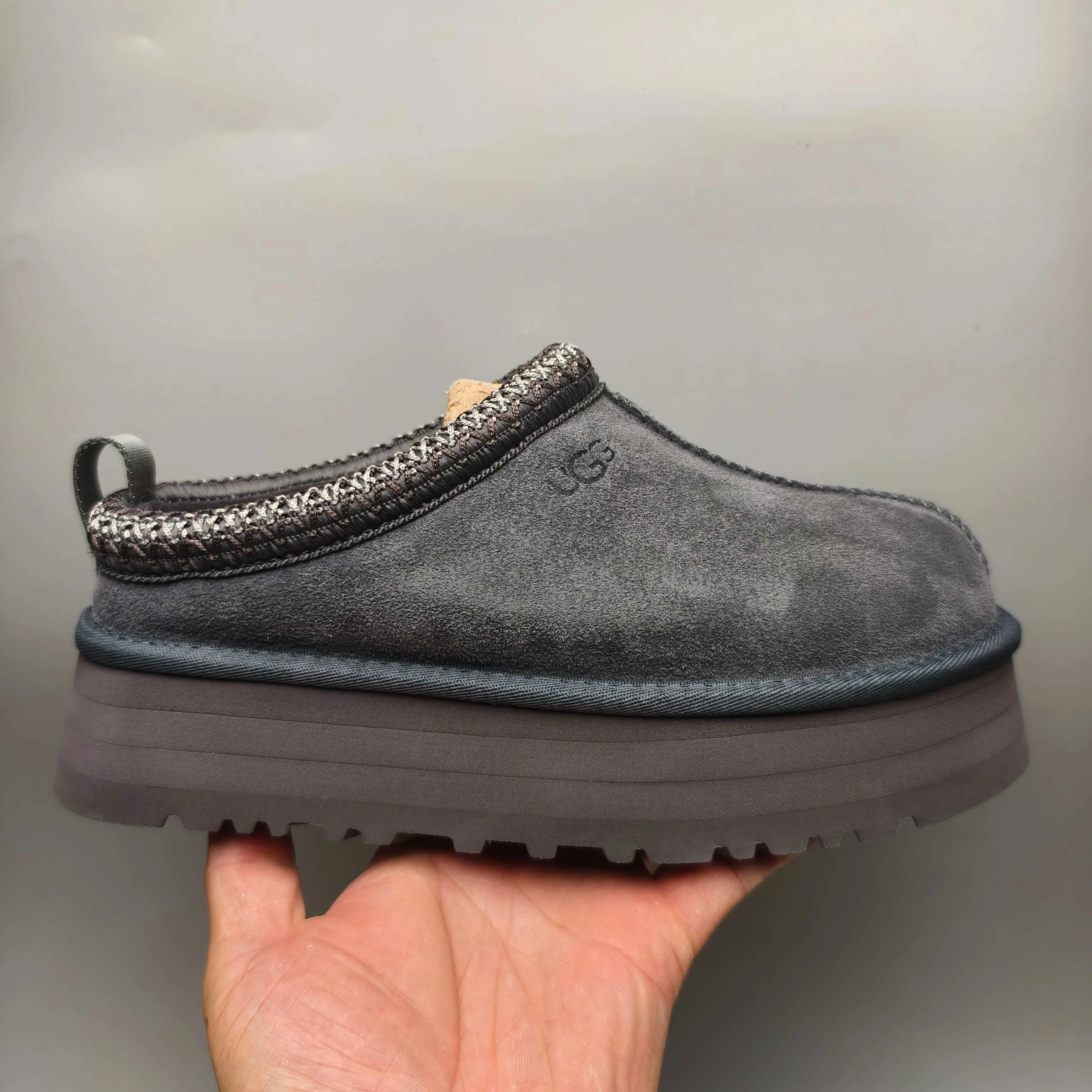 💰440 UGG sheepskin all-in-one snow boots 2553 co-branded national trend style thick-soled one-leg women’s snow boots🐾~ 🍭 A co-branded trendy item launched with well-known designer brands Feng Chen Wang and TELFAR. Zhou Dongyu & Wang Jiaer’s same style Fang Kete boots. The slip-on design makes it easy to put on and take off, and can be used indoors or outdoors. The exotic edging design is eye-catching, and it is definitely worth buying~ 🍭Material: cowhide➕sheep fur Outsole: rubber (light wing technology) 🍭Color: black, maroon, sand, dark green, light gray, chocolate, beige, walnut, brown, dark gray, red 🍭Number of codes: 35-42